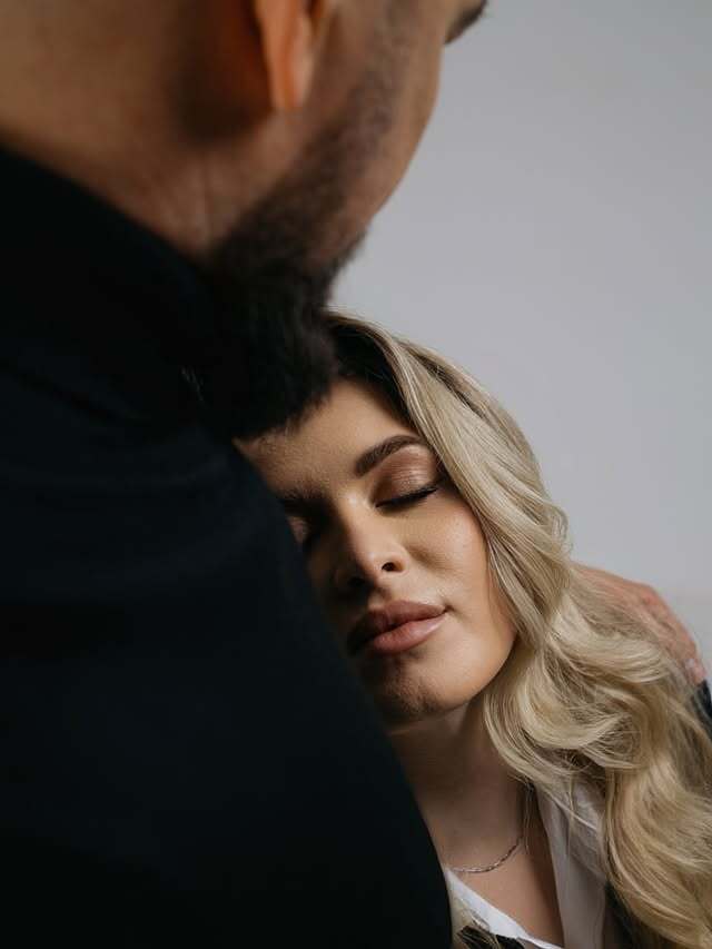 Ведущая "Хит FM" закрутила роман со старшим на 10 лет Героем Украины: он устроил "спецоперацию", чтобы познакомиться