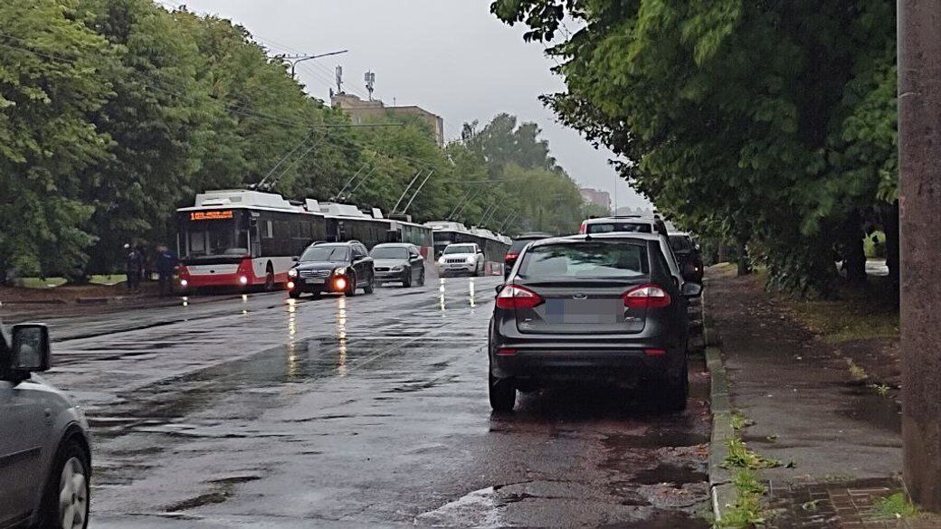 Улицы превратились в реки, "тонут" авто: во Львове и Луцке прошли мощные ливни, есть последствия. Фото и видео