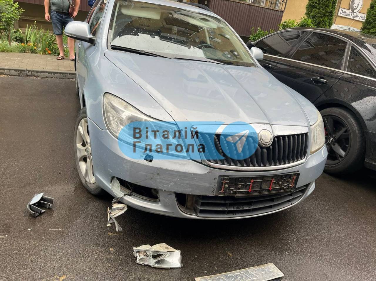 В Ужгороді водійка знесла шість автівок і зупинилась "у дереві": результат алкотесту здивував усіх. Фото і відео