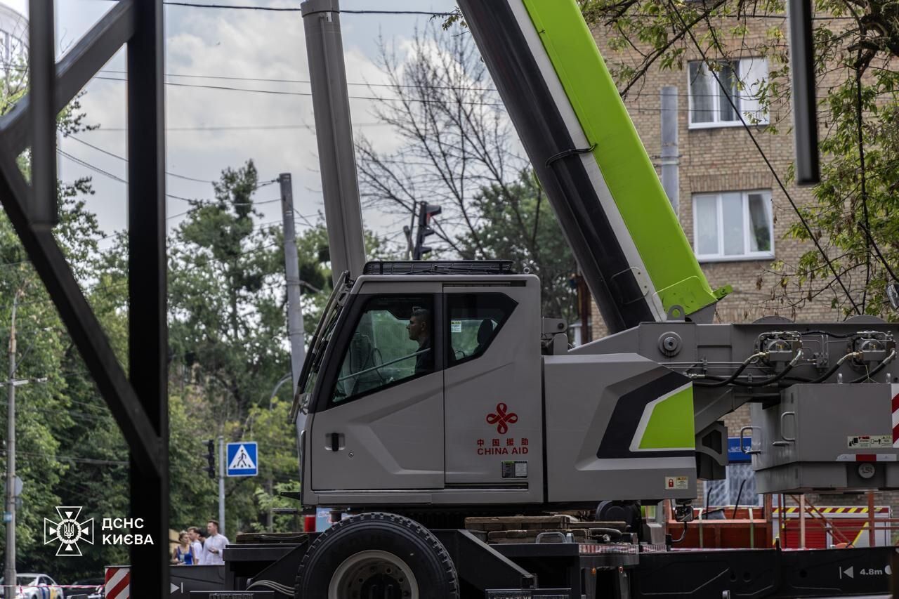 РФ влаштувала комбіновану атаку на Київ: спалахнули житлові будинки, є загиблі й постраждалі. Фото й відео