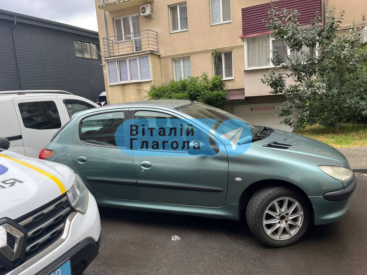 В Ужгороді водійка знесла шість автівок і зупинилась "у дереві": результат алкотесту здивував усіх. Фото і відео