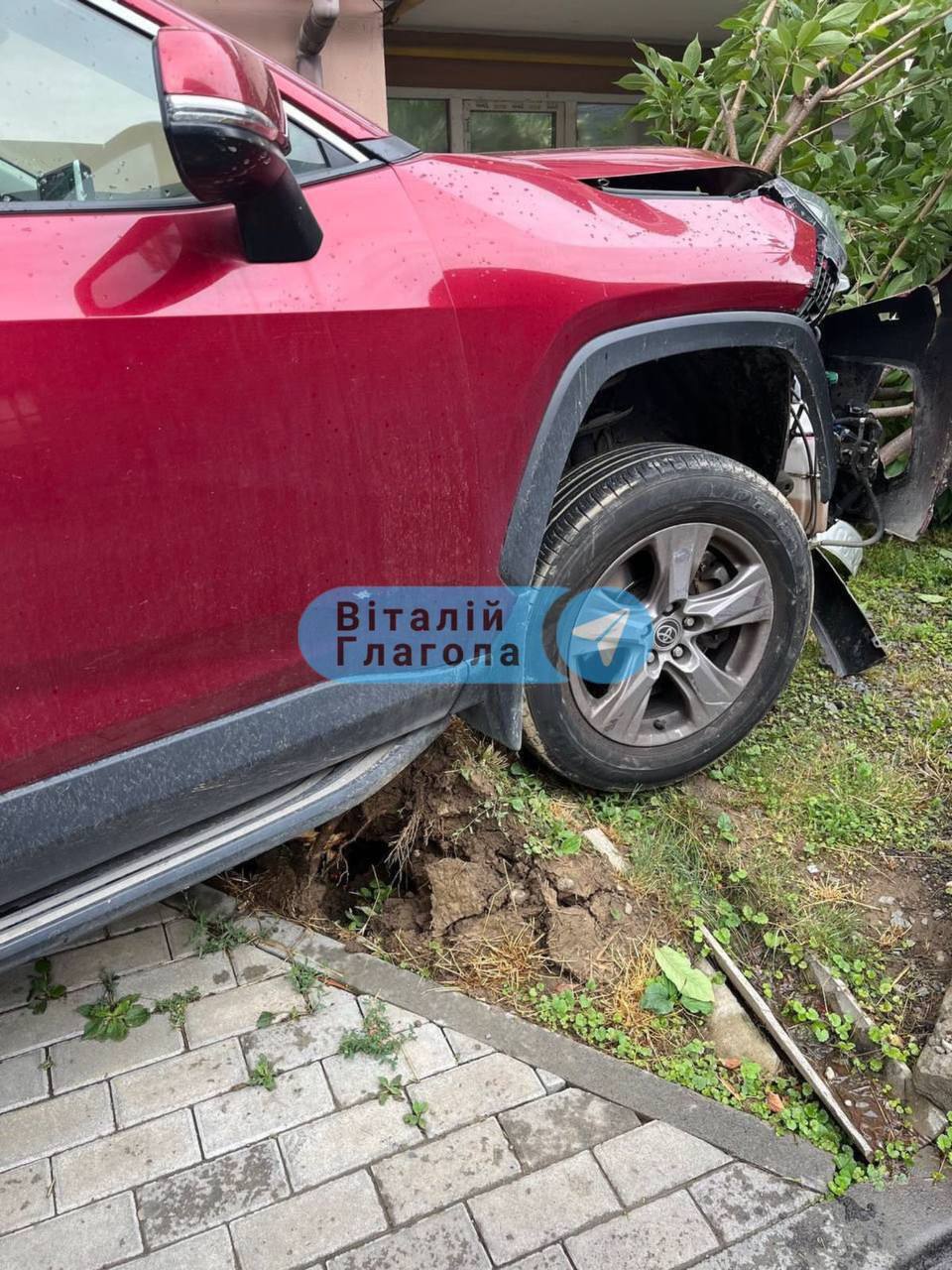 В Ужгороді водійка знесла шість автівок і зупинилась "у дереві": результат алкотесту здивував усіх. Фото і відео