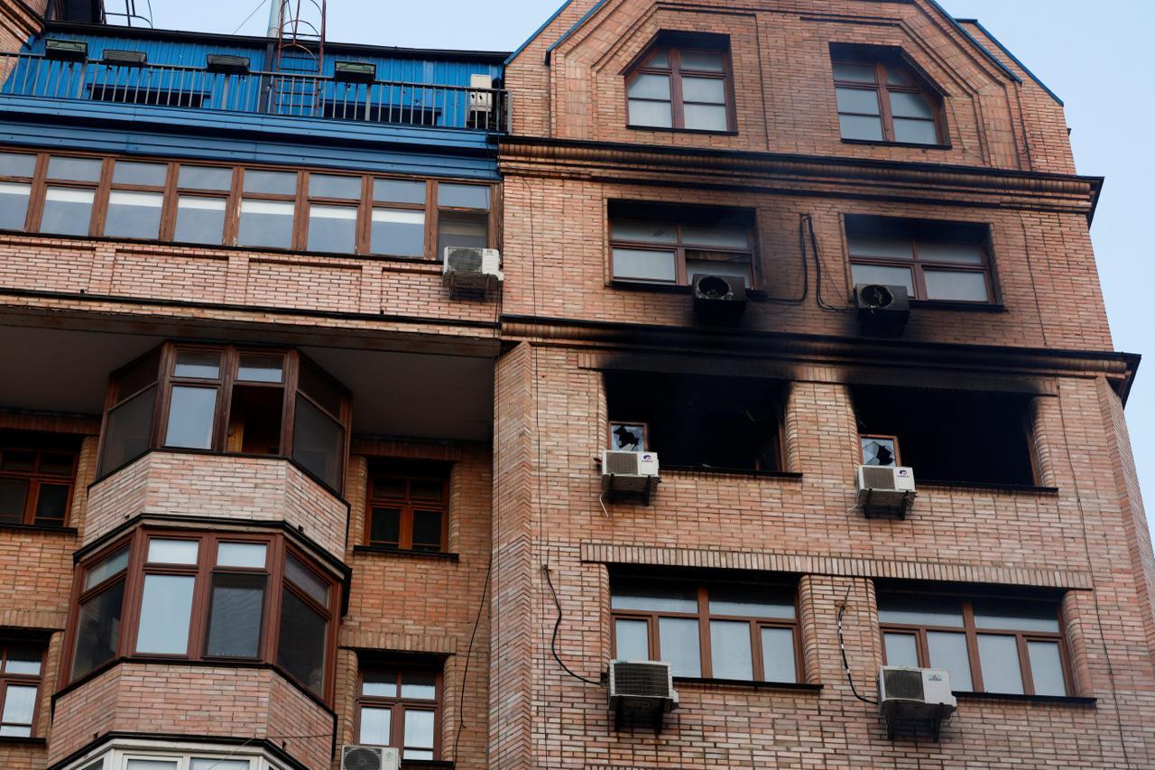 РФ влаштувала комбіновану атаку на Київ: спалахнули житлові будинки, є загиблі й постраждалі. Фото й відео