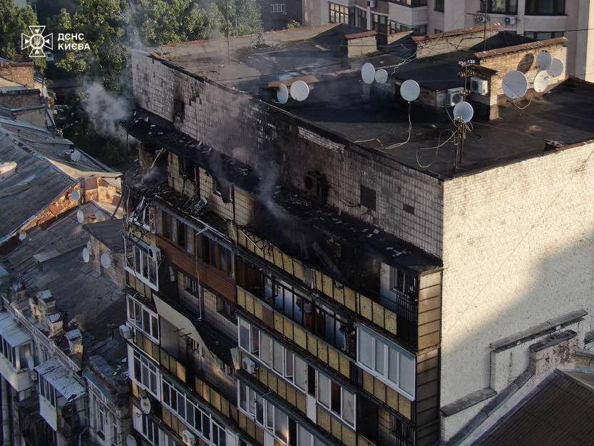 РФ влаштувала комбіновану атаку на Київ: спалахнули житлові будинки, є загиблі й постраждалі. Фото й відео