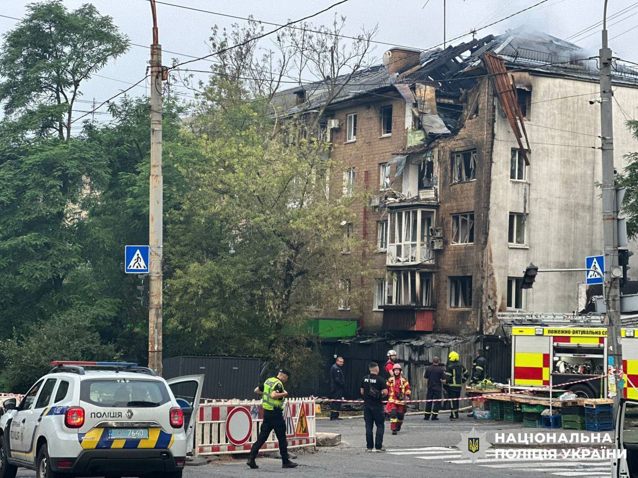 РФ влаштувала комбіновану атаку на Київ: спалахнули житлові будинки, є загиблі й постраждалі. Фото й відео