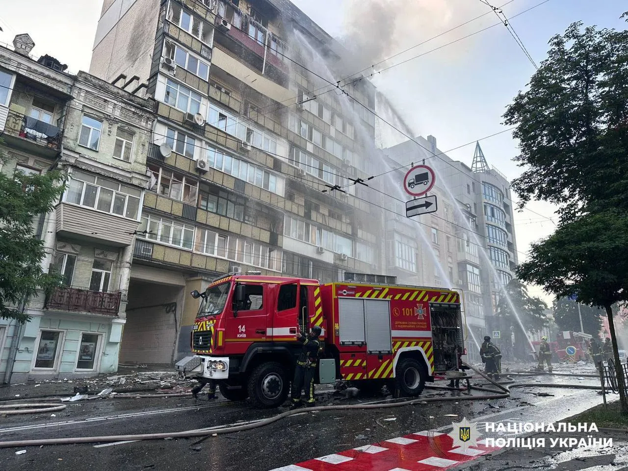 РФ влаштувала комбіновану атаку на Київ: спалахнули житлові будинки, є загиблі й постраждалі. Фото й відео
