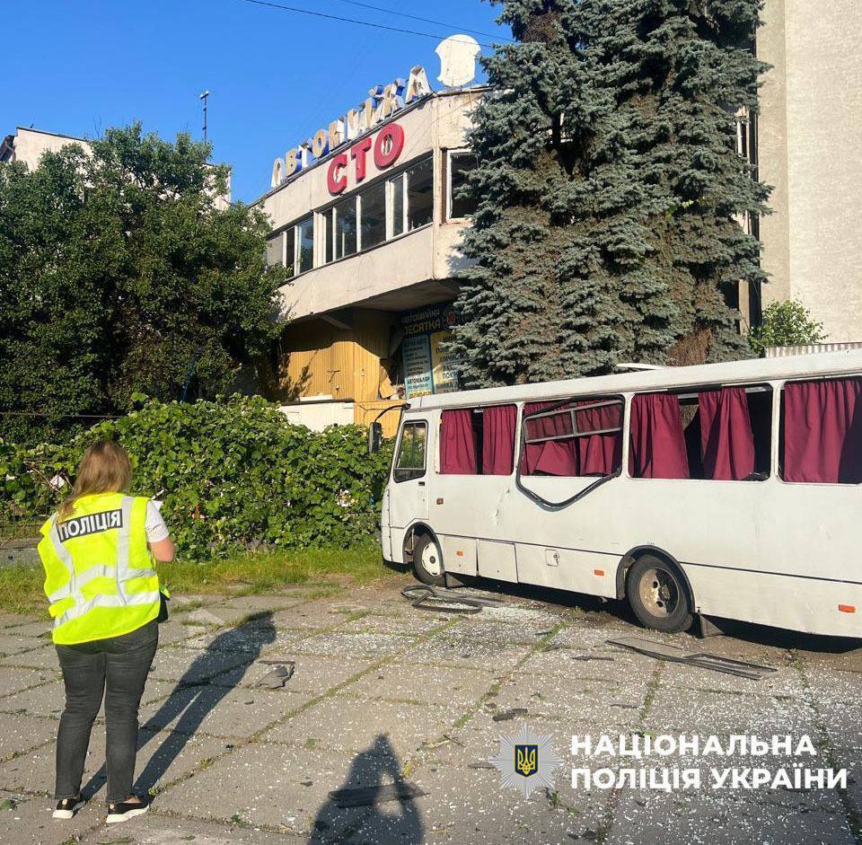 РФ влаштувала комбіновану атаку на Київ: спалахнули житлові будинки, є загиблі й постраждалі. Фото й відео