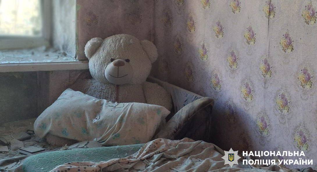 РФ влаштувала комбіновану атаку на Київ: спалахнули житлові будинки, є загиблі й постраждалі. Фото й відео