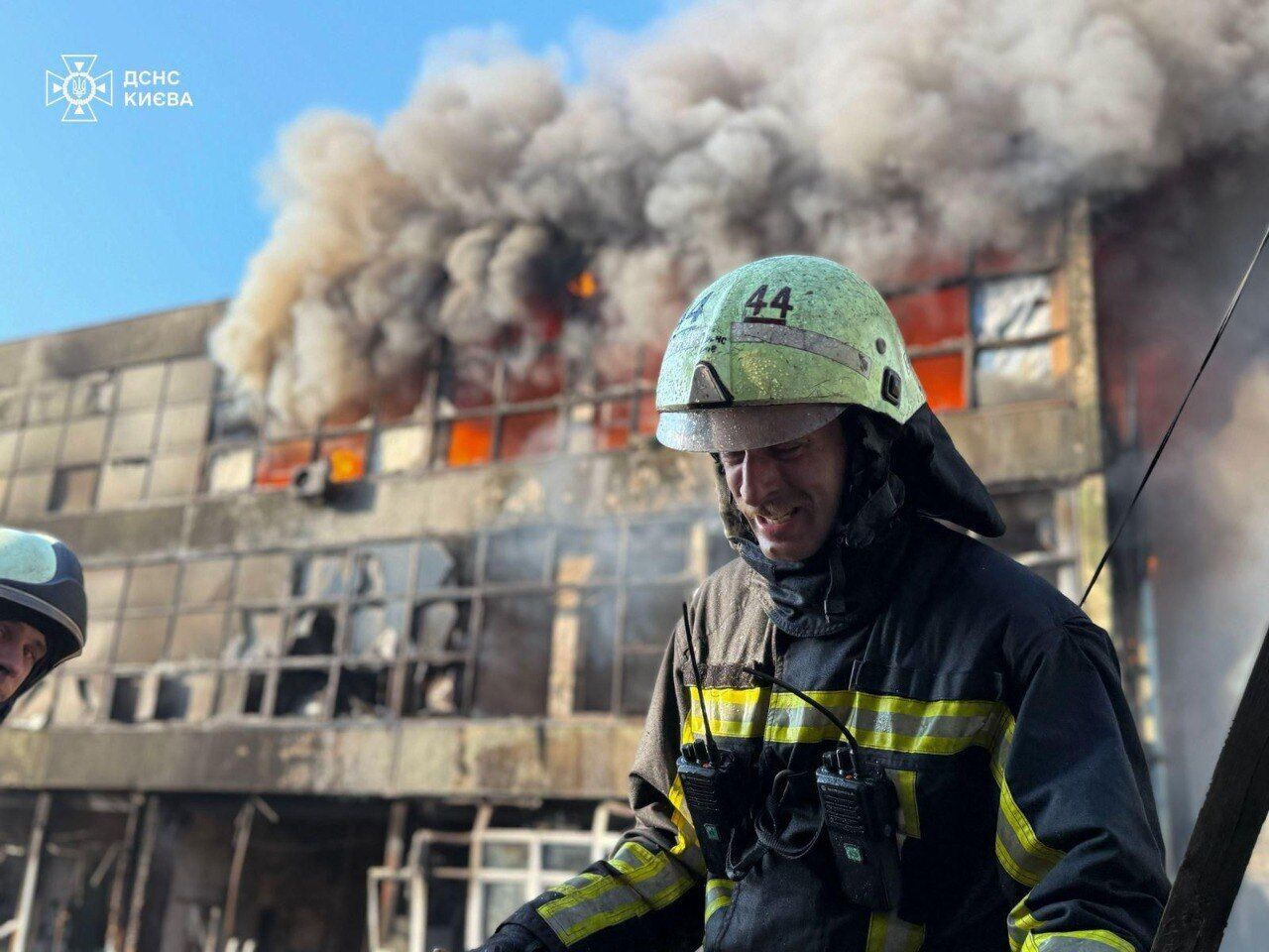 РФ влаштувала комбіновану атаку на Київ: спалахнули житлові будинки, є загиблі й постраждалі. Фото й відео
