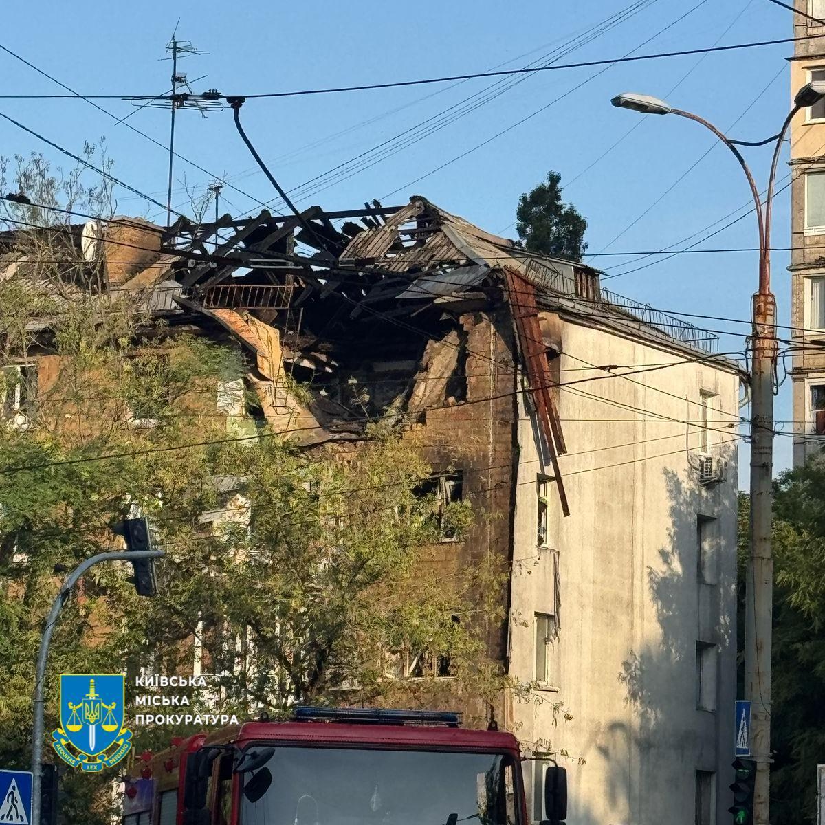 РФ влаштувала комбіновану атаку на Київ: спалахнули житлові будинки, є загиблі й постраждалі. Фото й відео