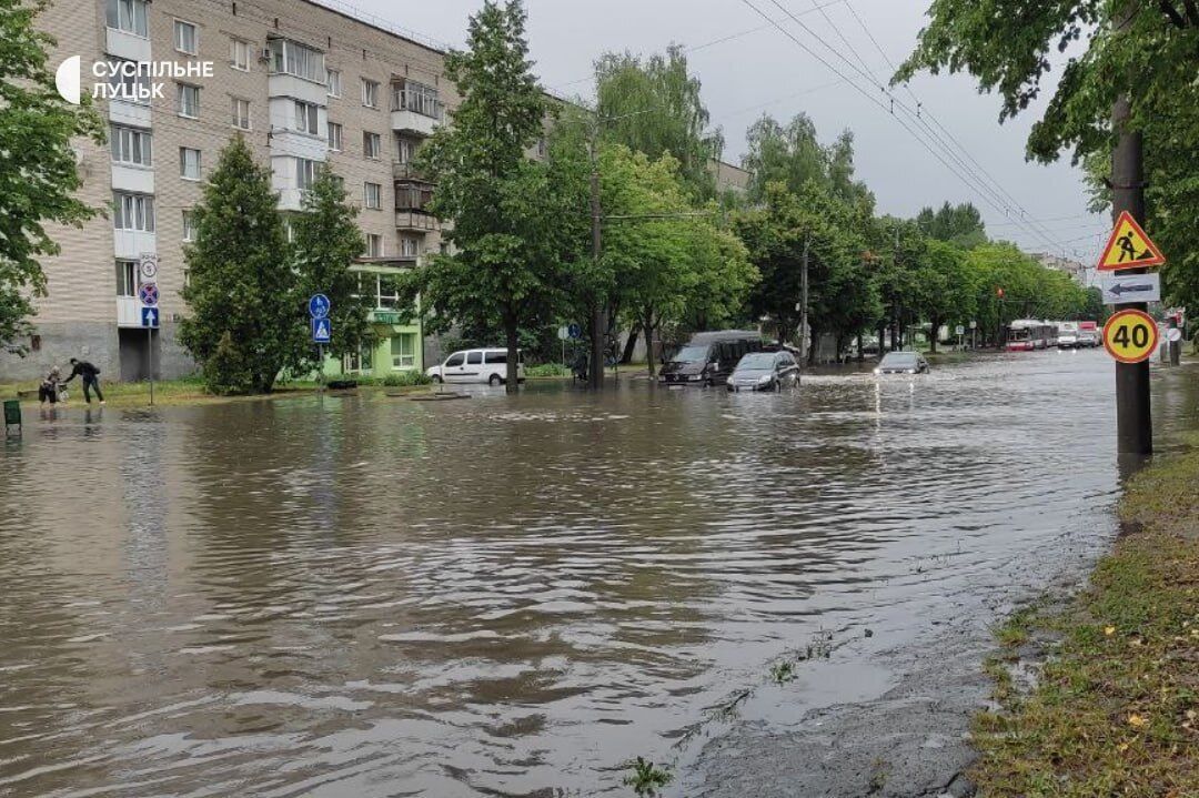 Улицы превратились в реки, "тонут" авто: во Львове и Луцке прошли мощные ливни, есть последствия. Фото и видео