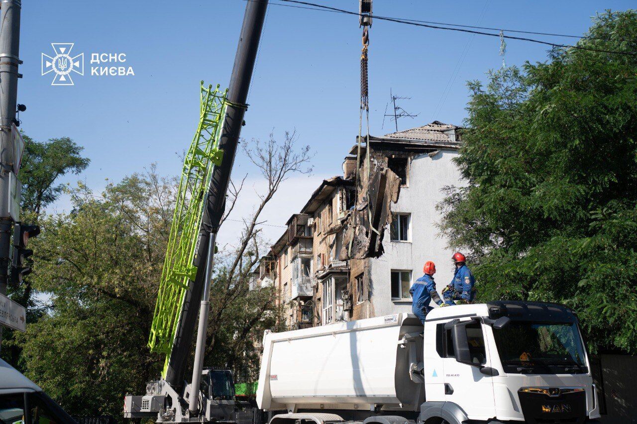 РФ влаштувала комбіновану атаку на Київ: спалахнули житлові будинки, є загиблі й постраждалі. Фото й відео