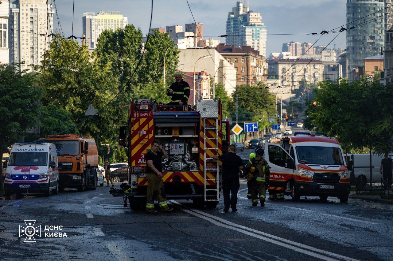 РФ влаштувала комбіновану атаку на Київ: спалахнули житлові будинки, є загиблі й постраждалі. Фото й відео