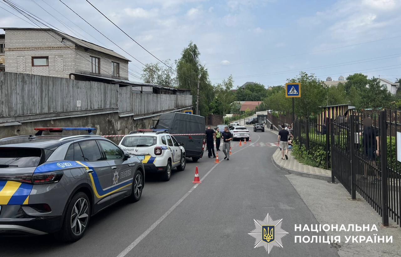 Машина самовільно почала рух: під Києвом мікроавтобус збив на смерть дитину. Подробиці ДТП та фото