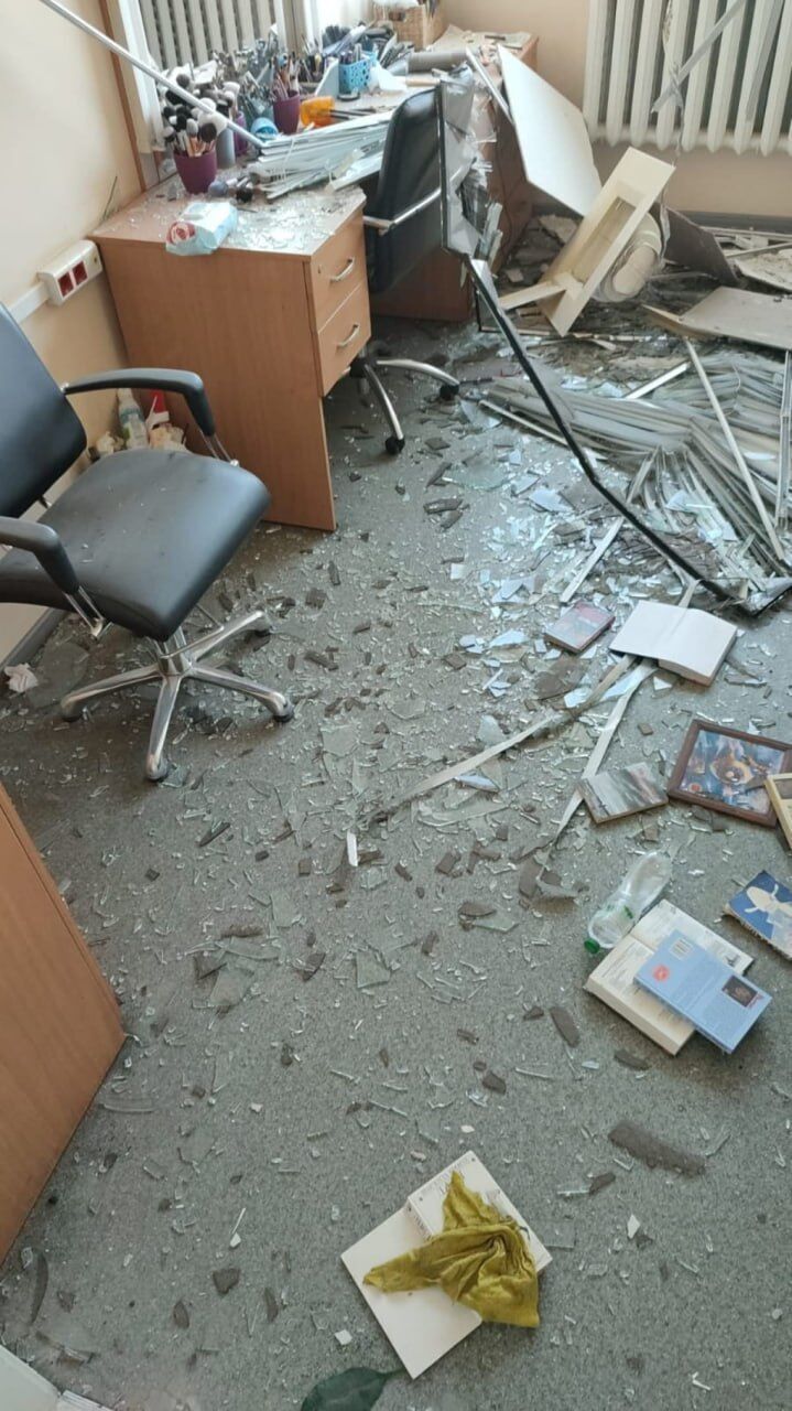 "Есть разрушения в студии": в Киеве в результате вражеской атаки пострадал "5 канал", уничтожена часть техники. Фото и видео