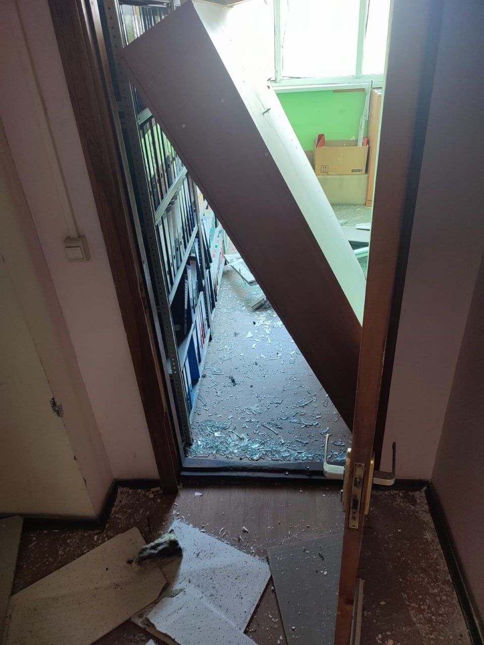 "Есть разрушения в студии": в Киеве в результате вражеской атаки пострадал "5 канал", уничтожена часть техники. Фото и видео