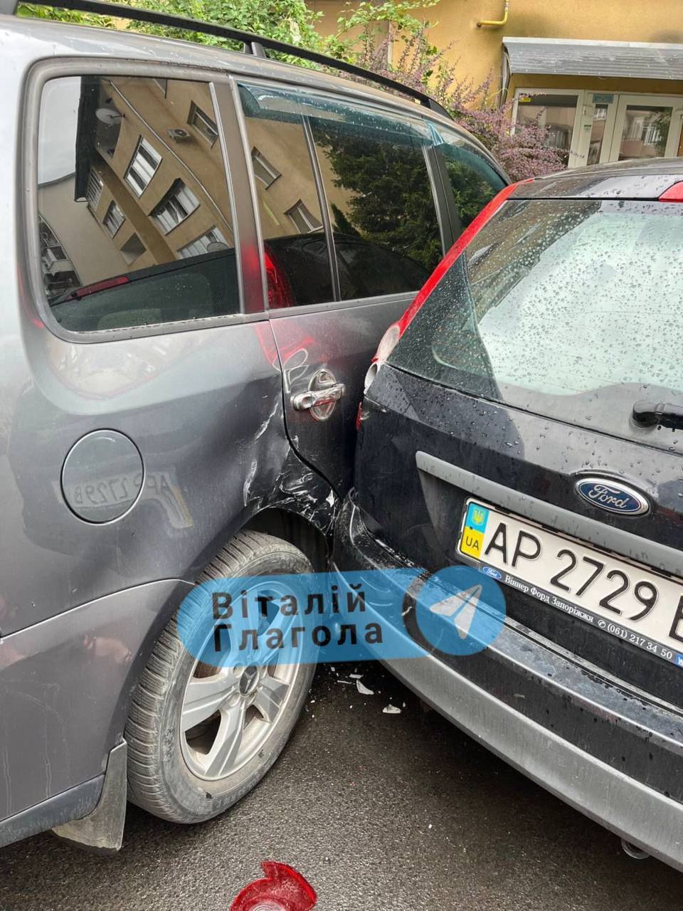 В Ужгороді водійка знесла шість автівок і зупинилась "у дереві": результат алкотесту здивував усіх. Фото і відео