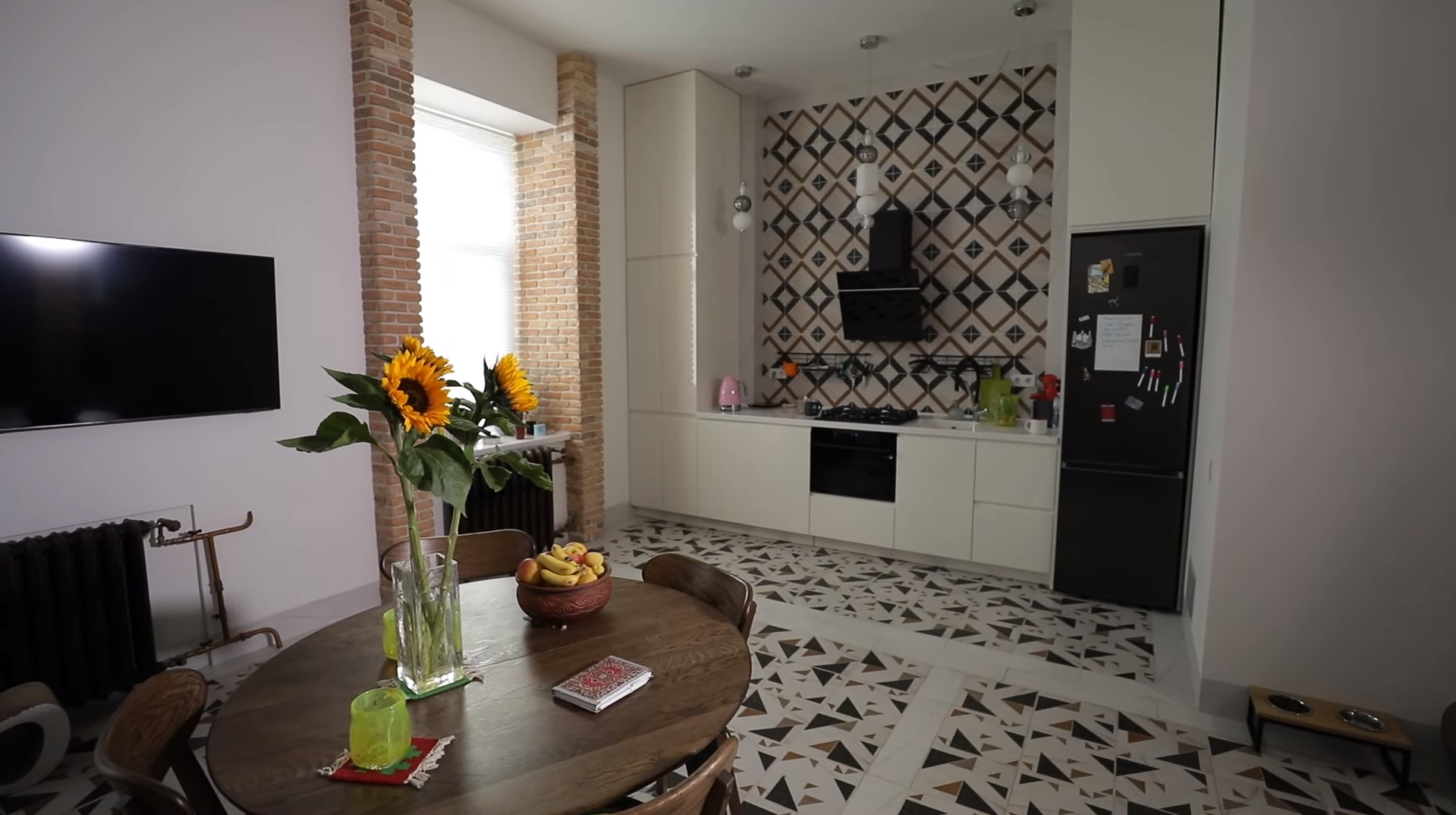 Дизайнерский ремонт, но пустой холодильник: в какой квартире живет интервьюер Эмма Антонюк и почему она боится озвучить арендную плату