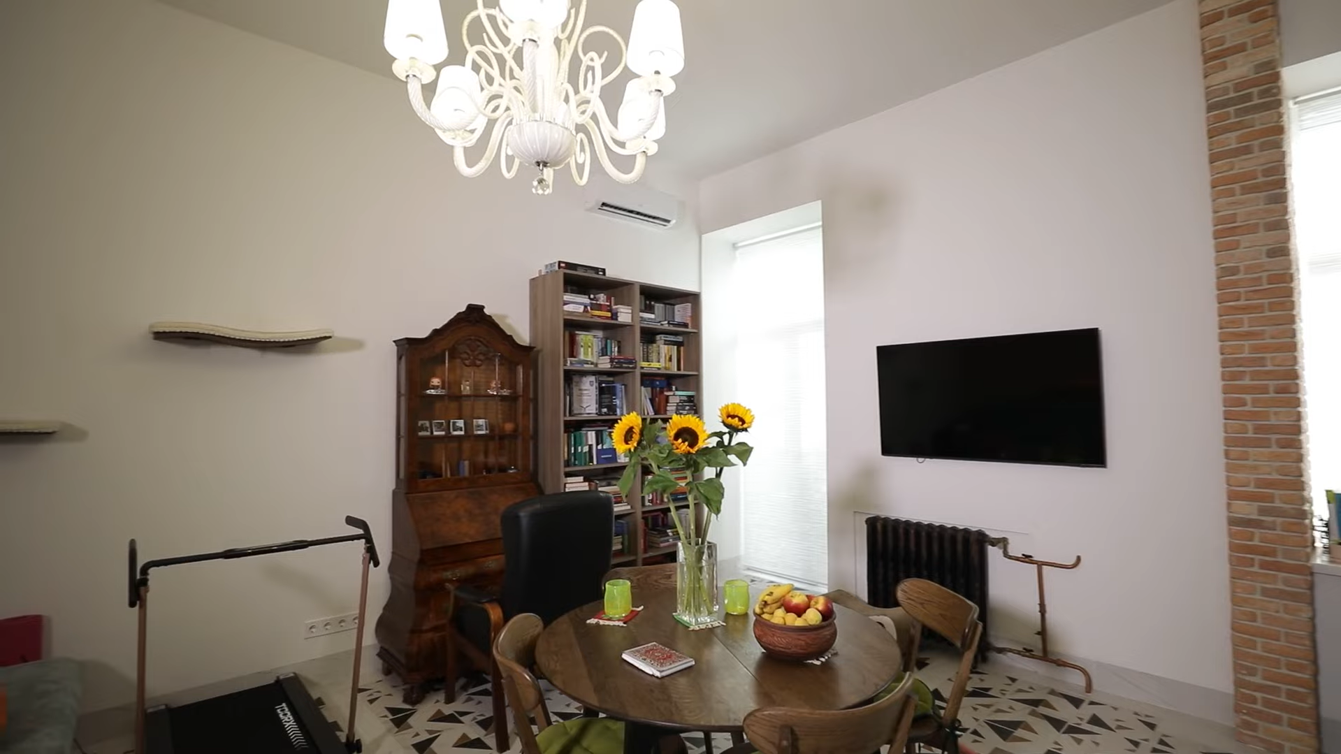 Дизайнерский ремонт, но пустой холодильник: в какой квартире живет интервьюер Эмма Антонюк и почему она боится озвучить арендную плату