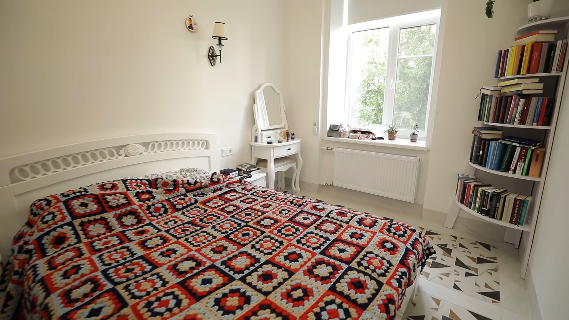 Дизайнерский ремонт, но пустой холодильник: в какой квартире живет интервьюер Эмма Антонюк и почему она боится озвучить арендную плату