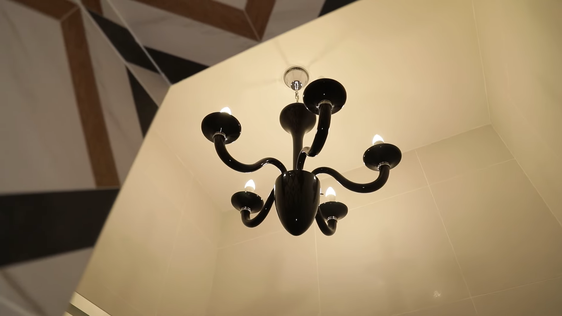 Дизайнерский ремонт, но пустой холодильник: в какой квартире живет интервьюер Эмма Антонюк и почему она боится озвучить арендную плату