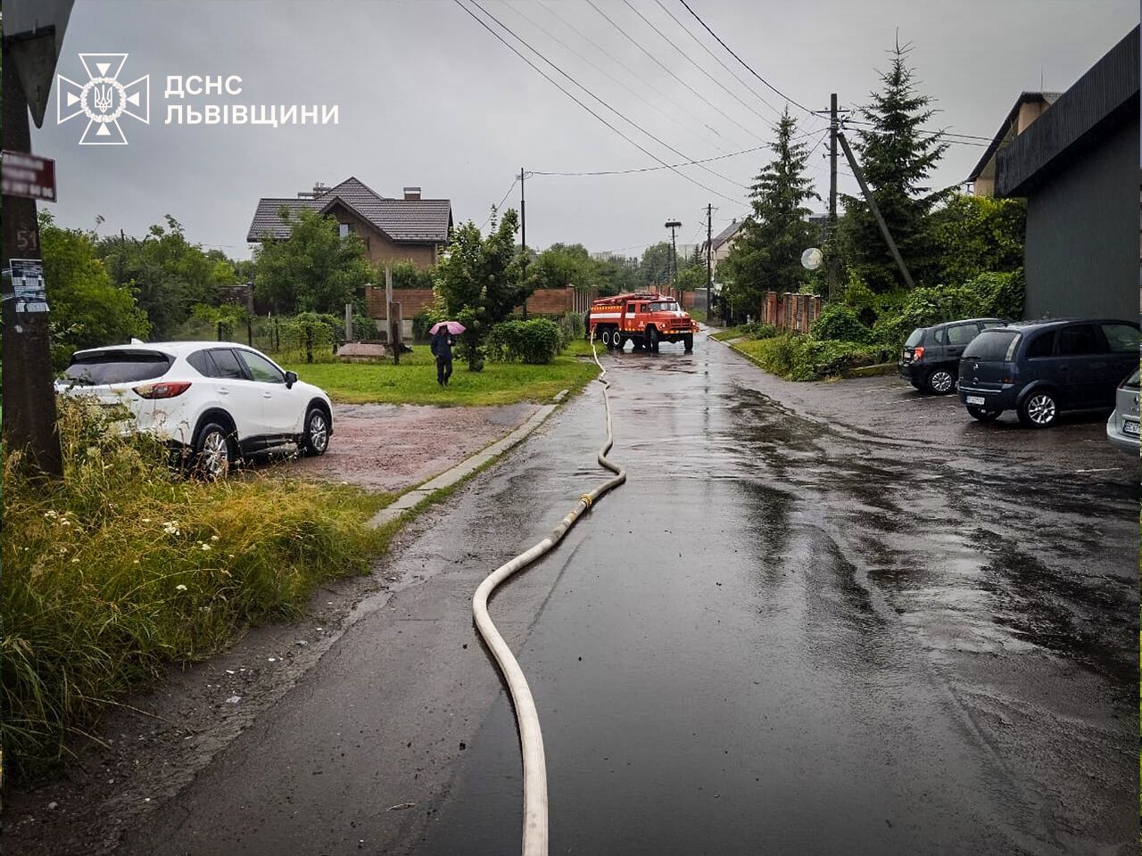 Людей спасали из подтопленных домов: появились новые кадры последствий непогоды на Львовщине. Фото и видео