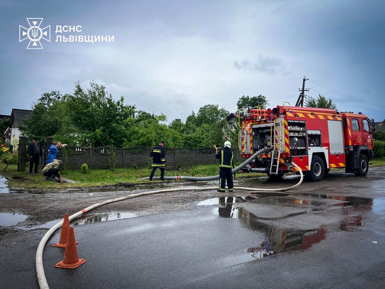 Людей спасали из подтопленных домов: появились новые кадры последствий непогоды на Львовщине. Фото и видео