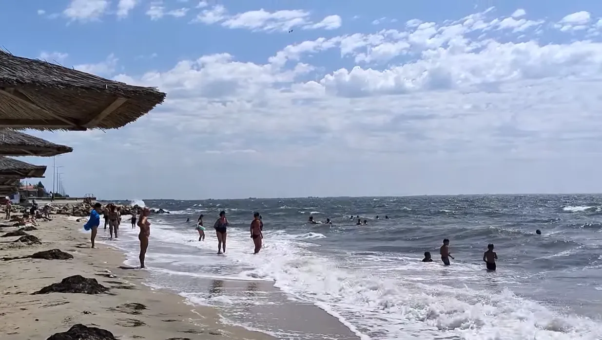 Купи гнилих водоростей і брудний пісок: на що перетворилися популярні курорти Азовського моря за три роки російської окупації