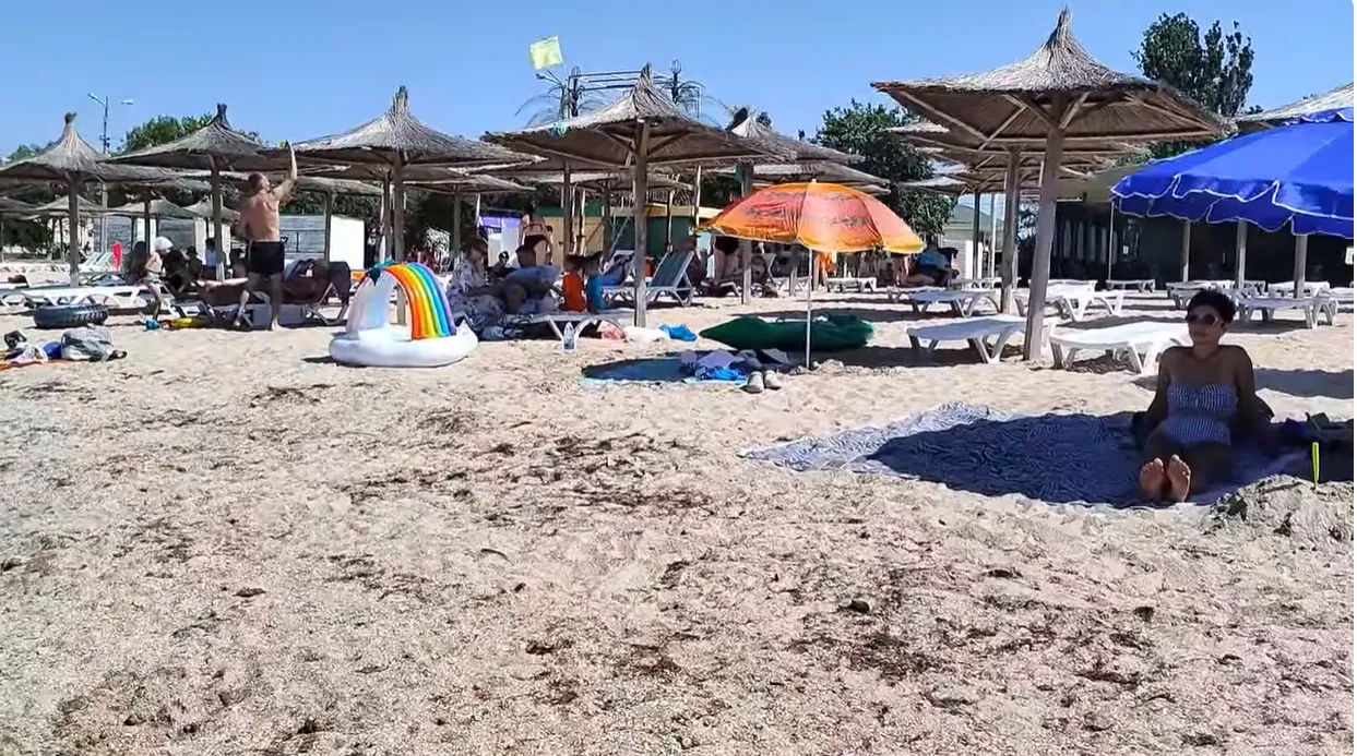 Купи гнилих водоростей і брудний пісок: на що перетворилися популярні курорти Азовського моря за три роки російської окупації