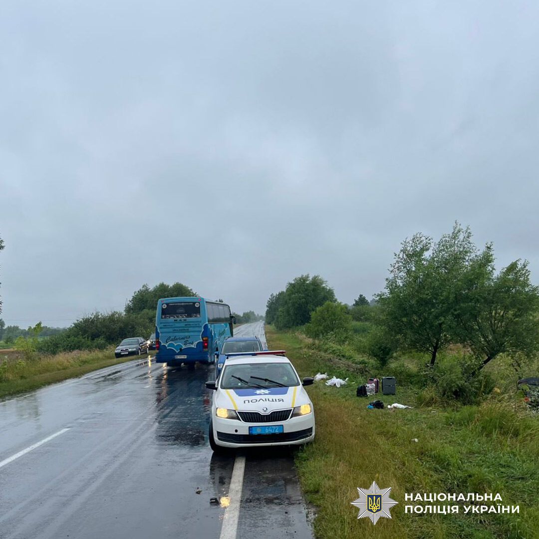На Львівщині авто влетіло в дерево і перекинулося: дві людини загинули на місці. Фото