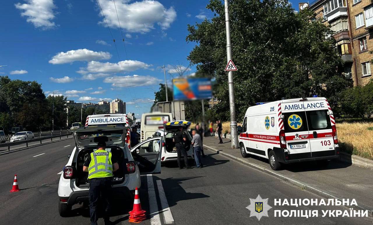 Маршрутка въехала в грузовик: 12 пассажиров пострадали в результате ДТП в Киеве. Фото