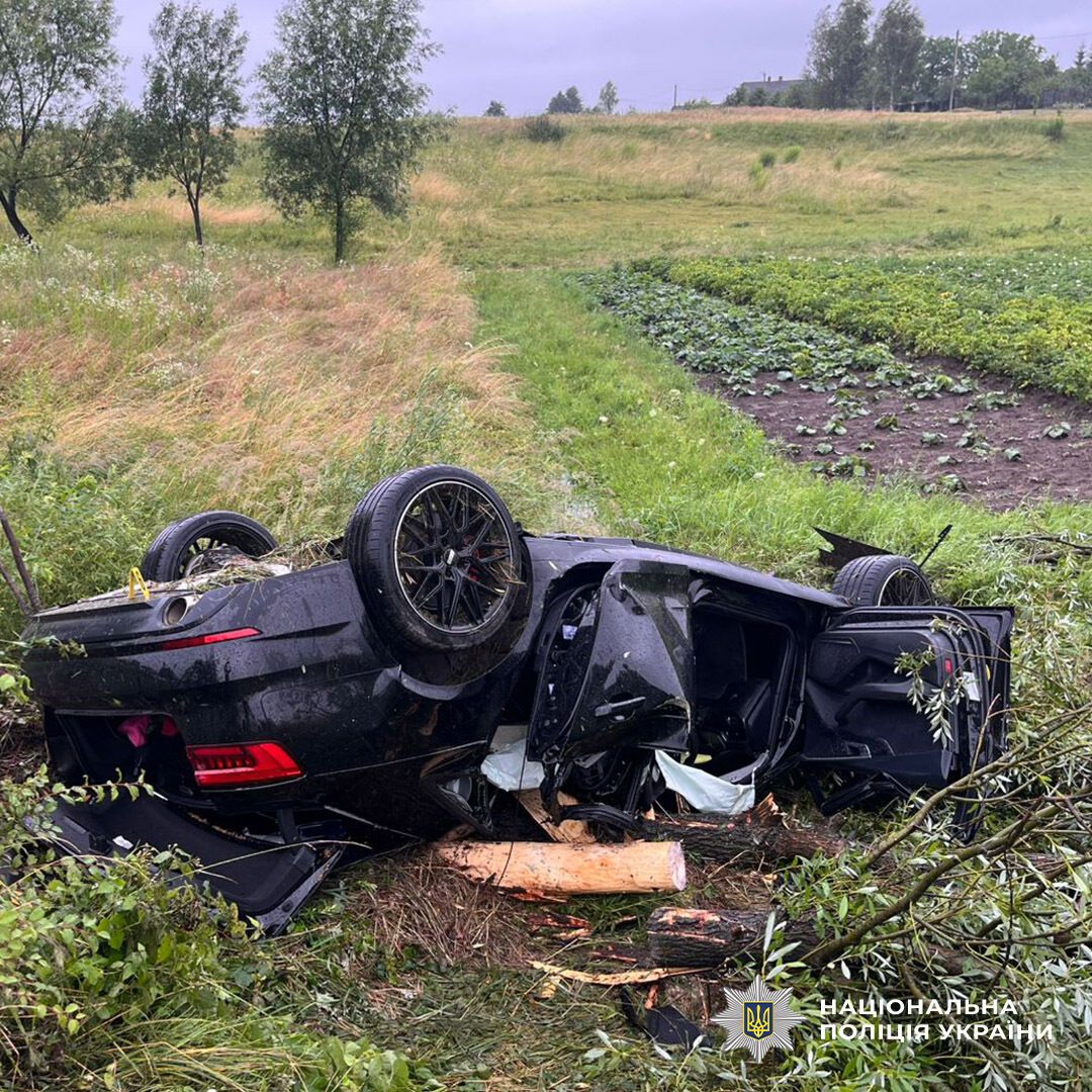 На Львівщині авто влетіло в дерево і перекинулося: дві людини загинули на місці. Фото
