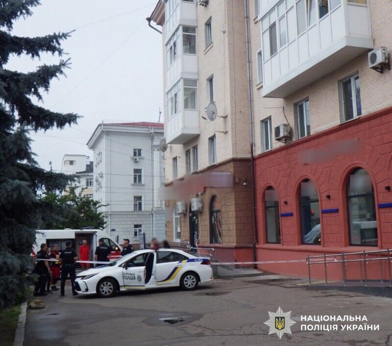 Поки родина спала: у Житомирі 6-річна дівчинка випала з вікна і загинула на місці