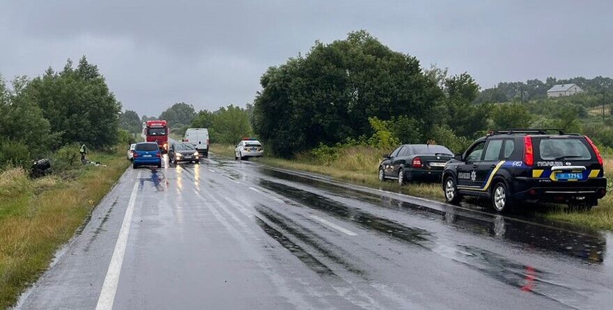 На Львівщині авто влетіло в дерево і перекинулося: дві людини загинули на місці. Фото