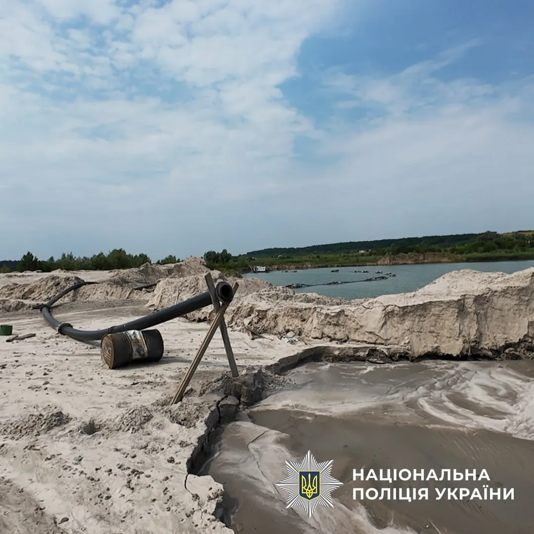 На Київщині викрили масштабний незаконний видобуток піску: 