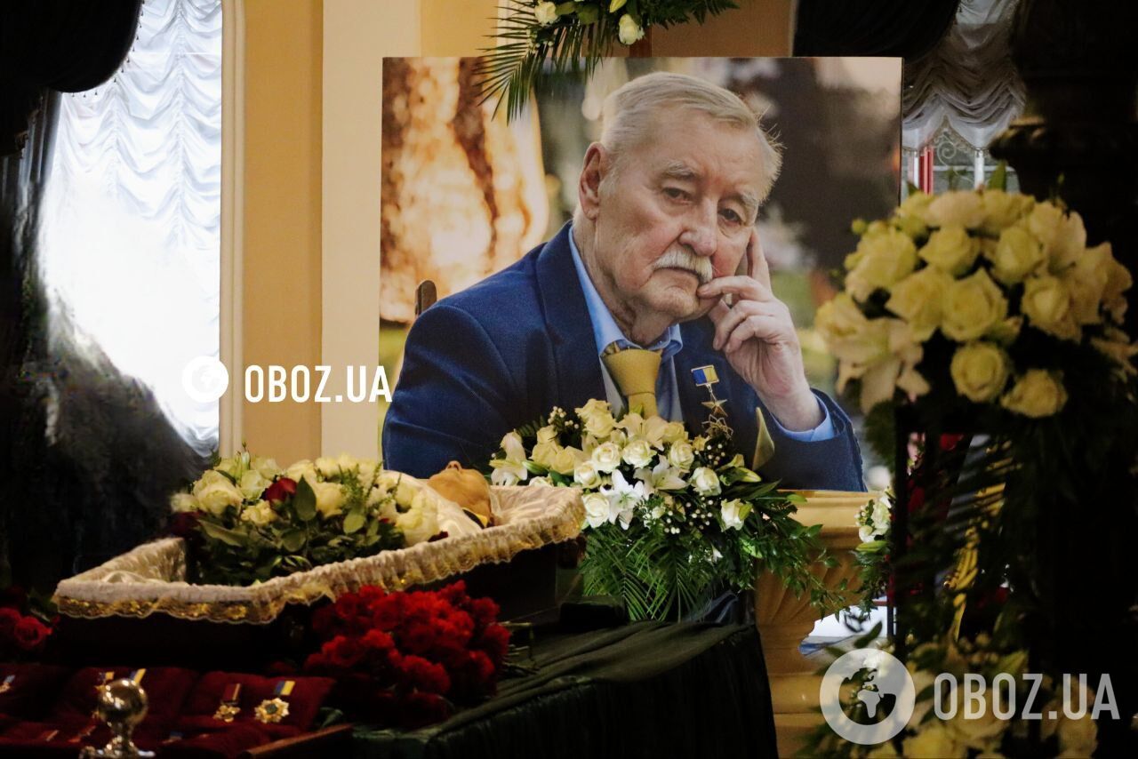 Глаза полные слез и последние аплодисменты: как прошли похороны Игоря Поклада, где его похоронят и кто из звезд пришел попрощаться. Фото и видео