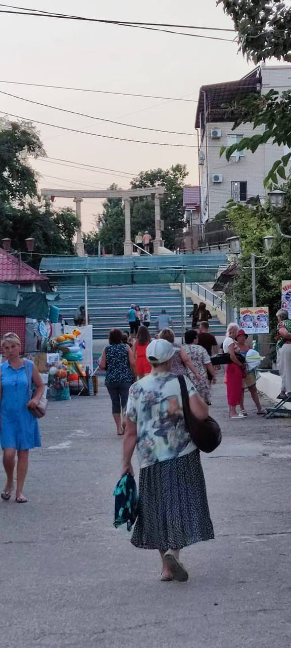 "Город без лета и свободы": в сети показали, как выглядит оккупированный Геническ, где раньше отдыхали тысячи людей. Видео