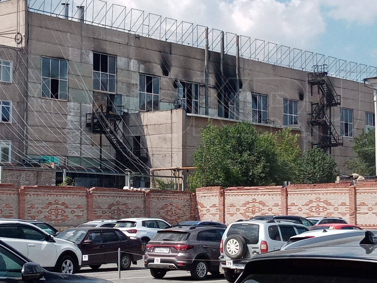 В Оренбурзькій області РФ спалахнув завод, що виробляє деталі для РСЗВ. Фото