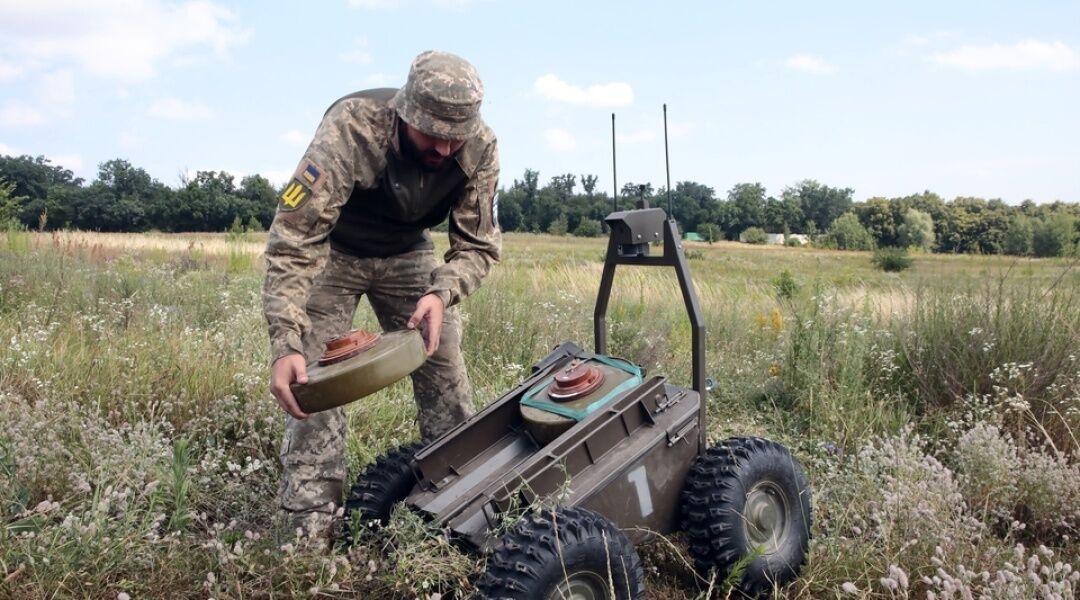 Военные показали наземные дроны, которые применяются на фронте: чем они полезны. Фото