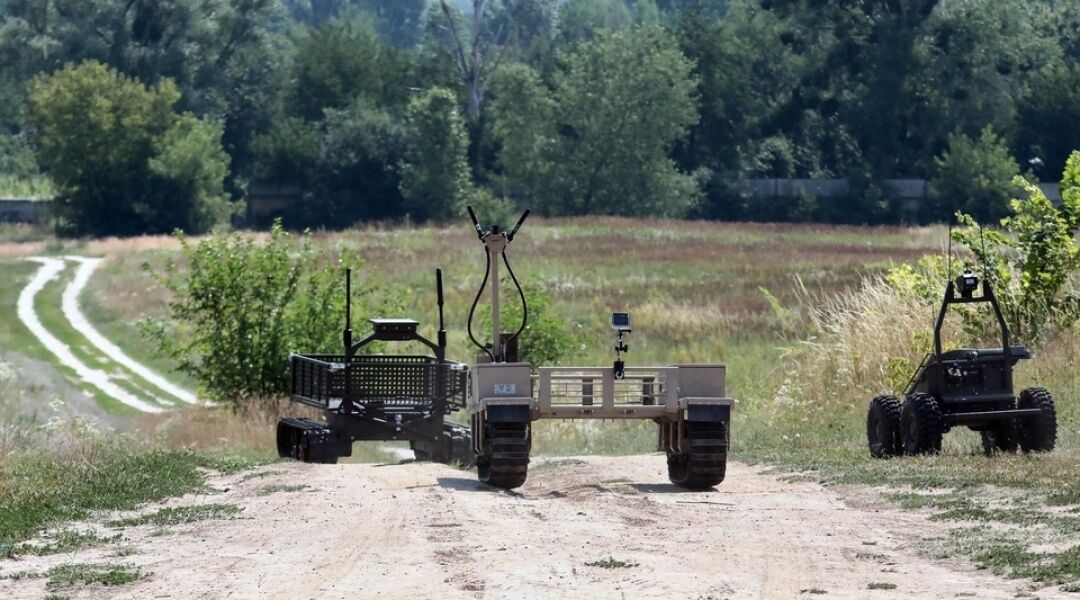 Военные показали наземные дроны, которые применяются на фронте: чем они полезны. Фото