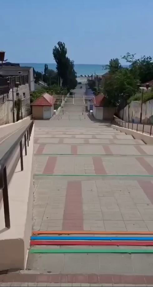 "Город без лета и свободы": в сети показали, как выглядит оккупированный Геническ, где раньше отдыхали тысячи людей. Видео