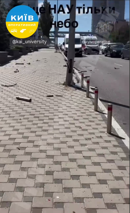 В Киеве BMW снес около 10 металлических столбиков и влетел в электроопору на тротуаре. Видео