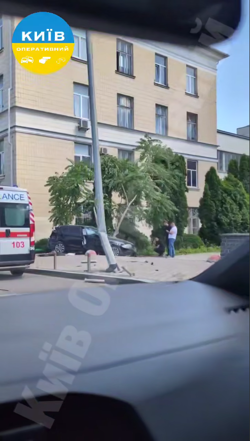 В Киеве BMW снес около 10 металлических столбиков и влетел в электроопору на тротуаре. Видео