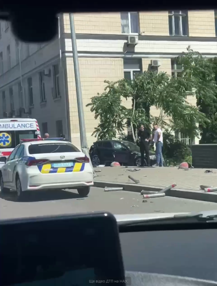 В Киеве BMW снес около 10 металлических столбиков и влетел в электроопору на тротуаре. Видео