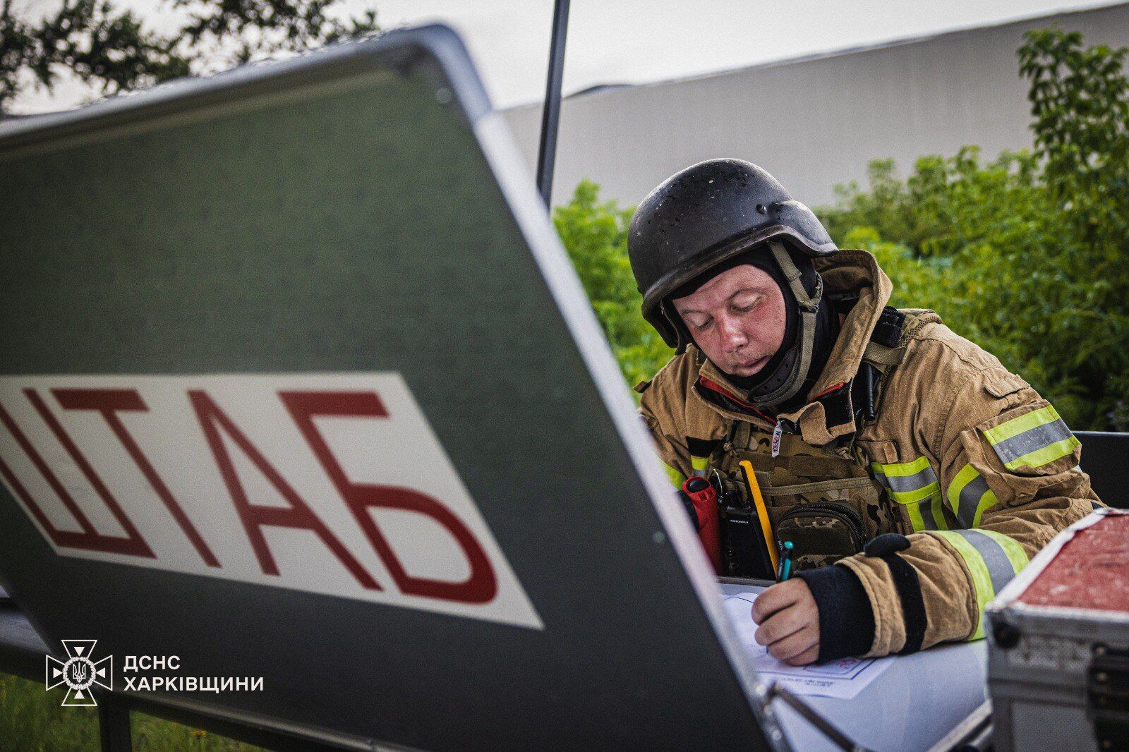 Били КАБами і дронами: внаслідок ворожої атаки на Харків постраждали троє людей. Фото і відео