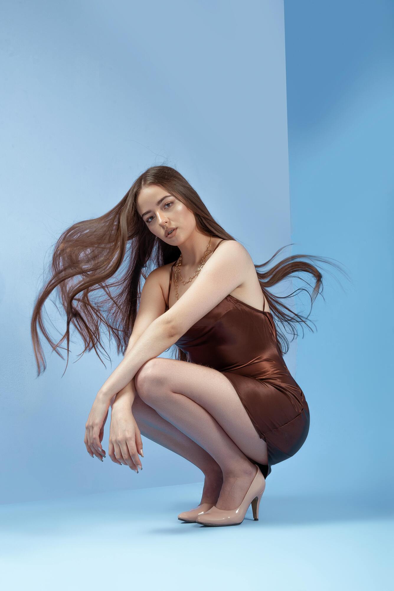 Топ-6 цветов, которые будут повсюду этим летом: модные тренды 2025