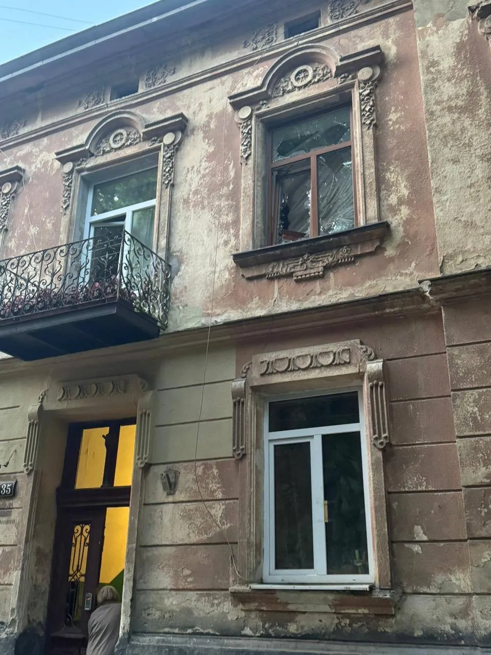 Російські війська завдали ударів по Львову: пошкоджено житлові будинки, дитячий садок і десятки авто. Фото