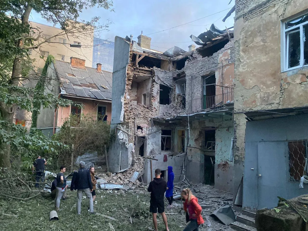 Російські війська завдали ударів по Львову: пошкоджено житлові будинки, дитячий садок і десятки авто. Фото