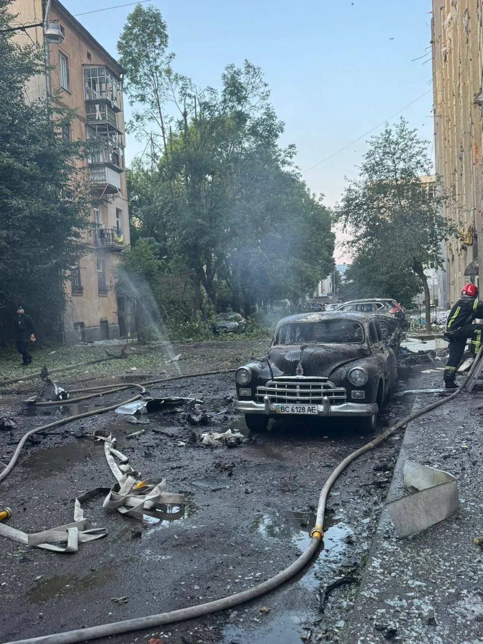 Російські війська завдали ударів по Львову: пошкоджено житлові будинки, дитячий садок і десятки авто. Фото
