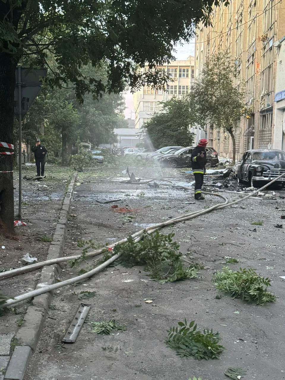Російські війська завдали ударів по Львову: пошкоджено житлові будинки, дитячий садок і десятки авто. Фото